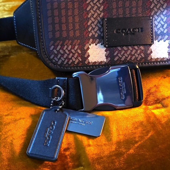 Wyatt Belt Bag In Signature Canvas - Picture 2 of 5